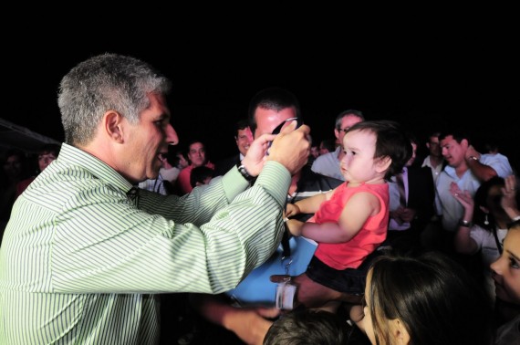 El Gobernador entregando la llave a una de las familias en La Punta.