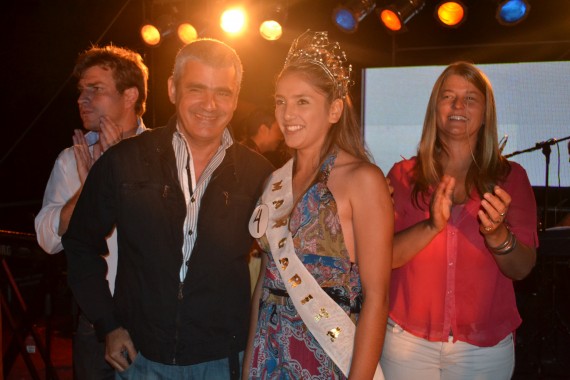 El vicegobernador, Jorge Díaz, y la ministra de Turismo, Cecilia Luberriaga, junto a la reina del festival elegida.