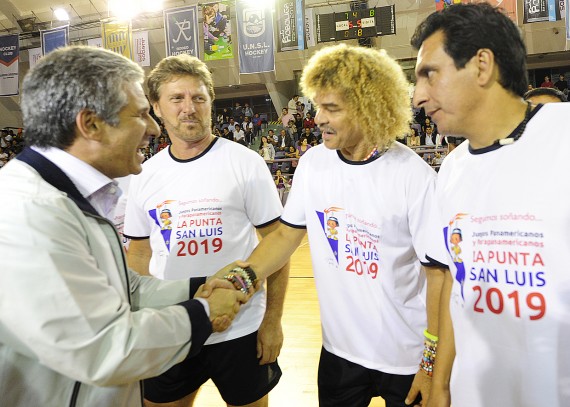 El gobernador Claudio Poggi saluda a Valderrama minutosantes de un amistoso que disputó el colombiano con la camiseta de La Punta Panamericanos 2019.