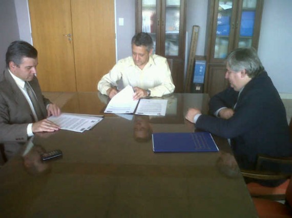 El ministro de Hacienda y Obra Pública, José María Emer en el momento de la firma del acuerdo.