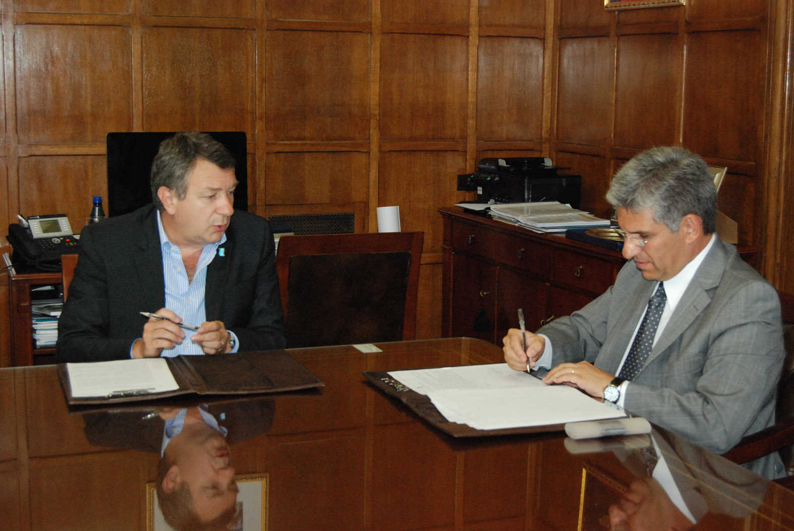 el gobernador Poggi firma el convenio con el ministro Yauhar