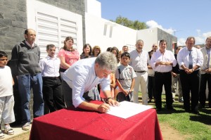 El Gobernador CPN Claudio Poggi durante la firma de decreto para la construcción de la Subcomisaría de Villa Larca.