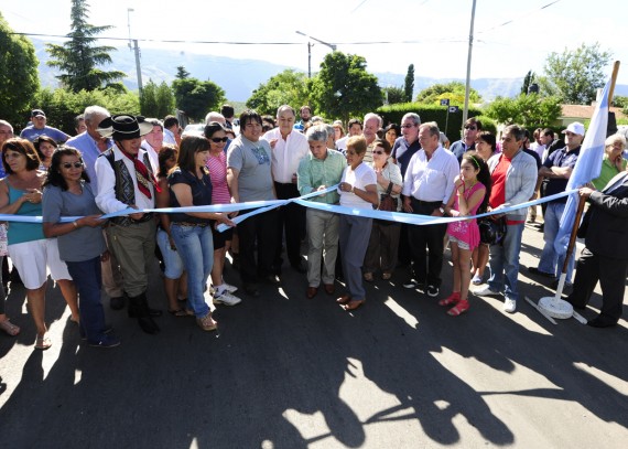 El Gobernador CPN Claudio Poggi inauguró junto a los vecinos cuatro cuadras de pavimento.