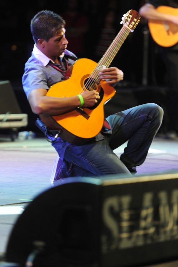 El querido Negro Ferreyra hizo vibrar al público con su guitarra.