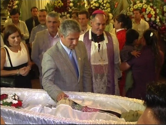 El gobernador Claudio Poggi, acompañado por su esposa Sandra Correa y Monseñor Martínez, despide los restos de Miranda.