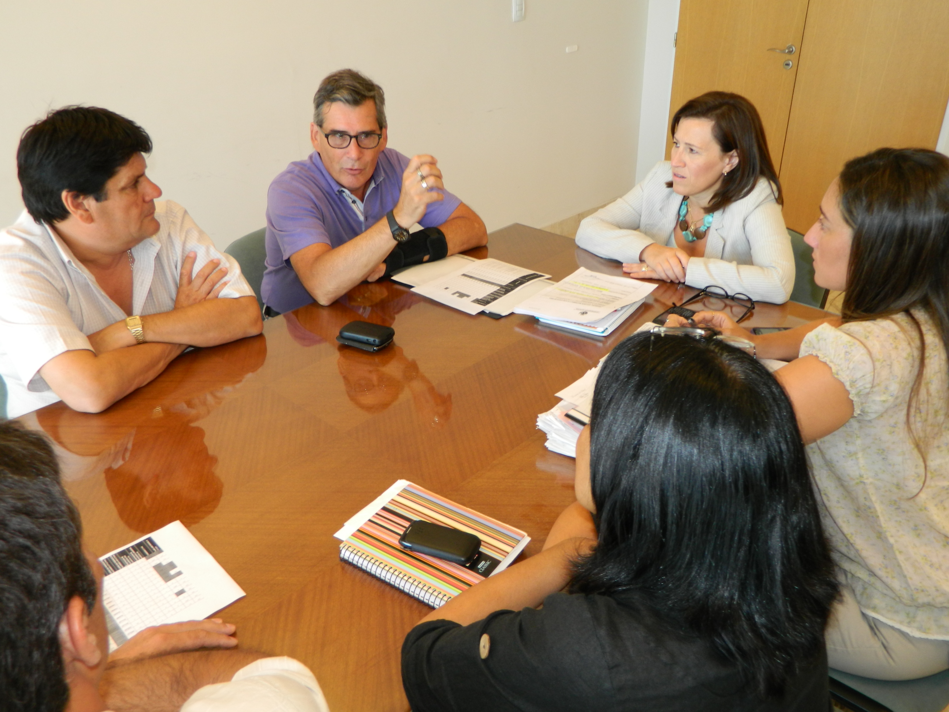 La ministra de Salud, Teresa Nigra, junto al interventor de SerBa, Carlos Ponce, durante el encuentro.