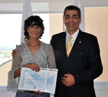 El Rector Munizaga junto a Karina Tabares, una de las alumnas que concluyó sus estudios secundarios gracias a las EPDA.
