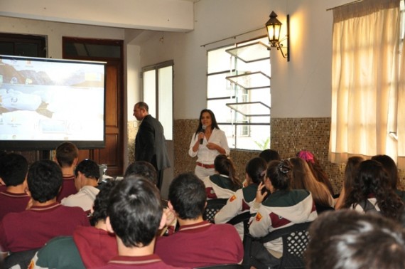 La charla se desarrolló con los estudiantes del último año de la secundaria.