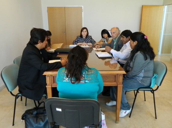 La Ministra de Salud durante su reunión con la comunidad boliviana.