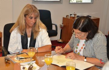 Silvia Correché, por la ULP, y Teresa Vega, rectora de la UNCo, firman el convenio de cooperación entre ambas instituciones.