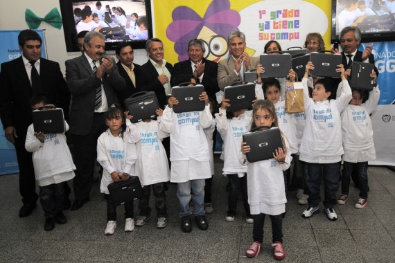 El Gobernador en un acto de entrega de computadoras a alumnos de una escuela de Las Chacras
