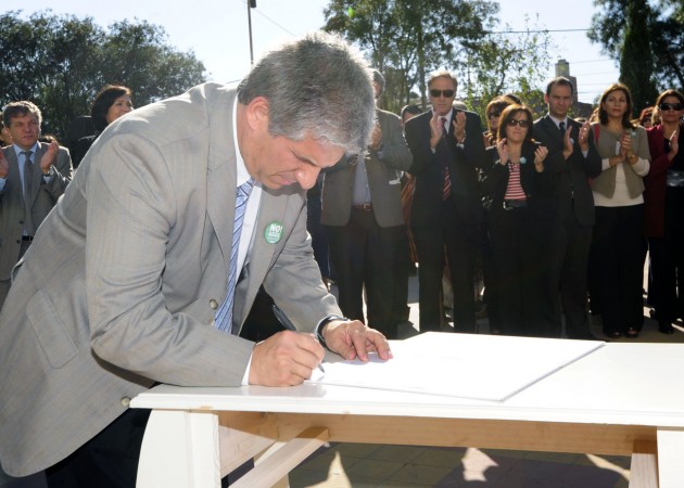 El gobernador durante la firma del decreto.