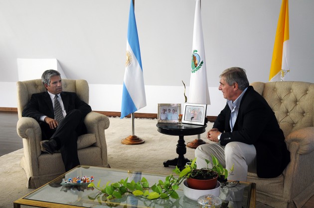 El gobernador junto a el secretario general del Comité Olímpico, Mario Moccia.