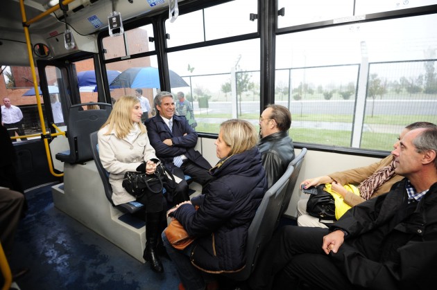 Vazquez Raña junto a los miembros de la ODEPA realizaron parte del recorrido en un Eco Bus como el que utilizarán los deportistas en el 2019