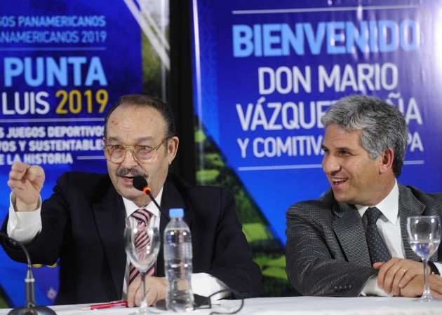 Vázquez Raña junto al gobernador Poggi en conferencia de prensa