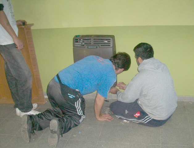 Acondicionan calefactores en escuelas de distintas localidades de la provincia.