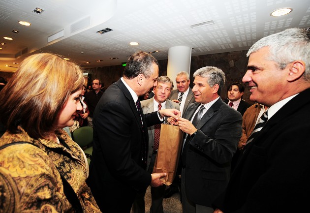 El Consul, Roberto Araos Sánchez,  entrega un presente al Gobernador