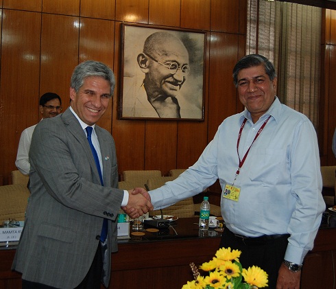 El Gobernador fue recibido por el Secretario de Gobierno de India, P. K. Misra