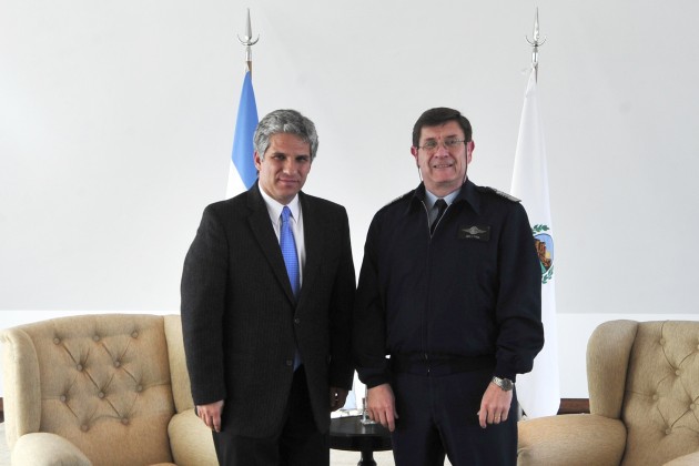 El gobernador junto al jefe de la V Brigada Aérea, comodoro Mario Rovella.