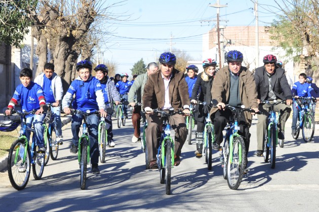 El gobernador junto a los chicos que recibieron sus bicis.