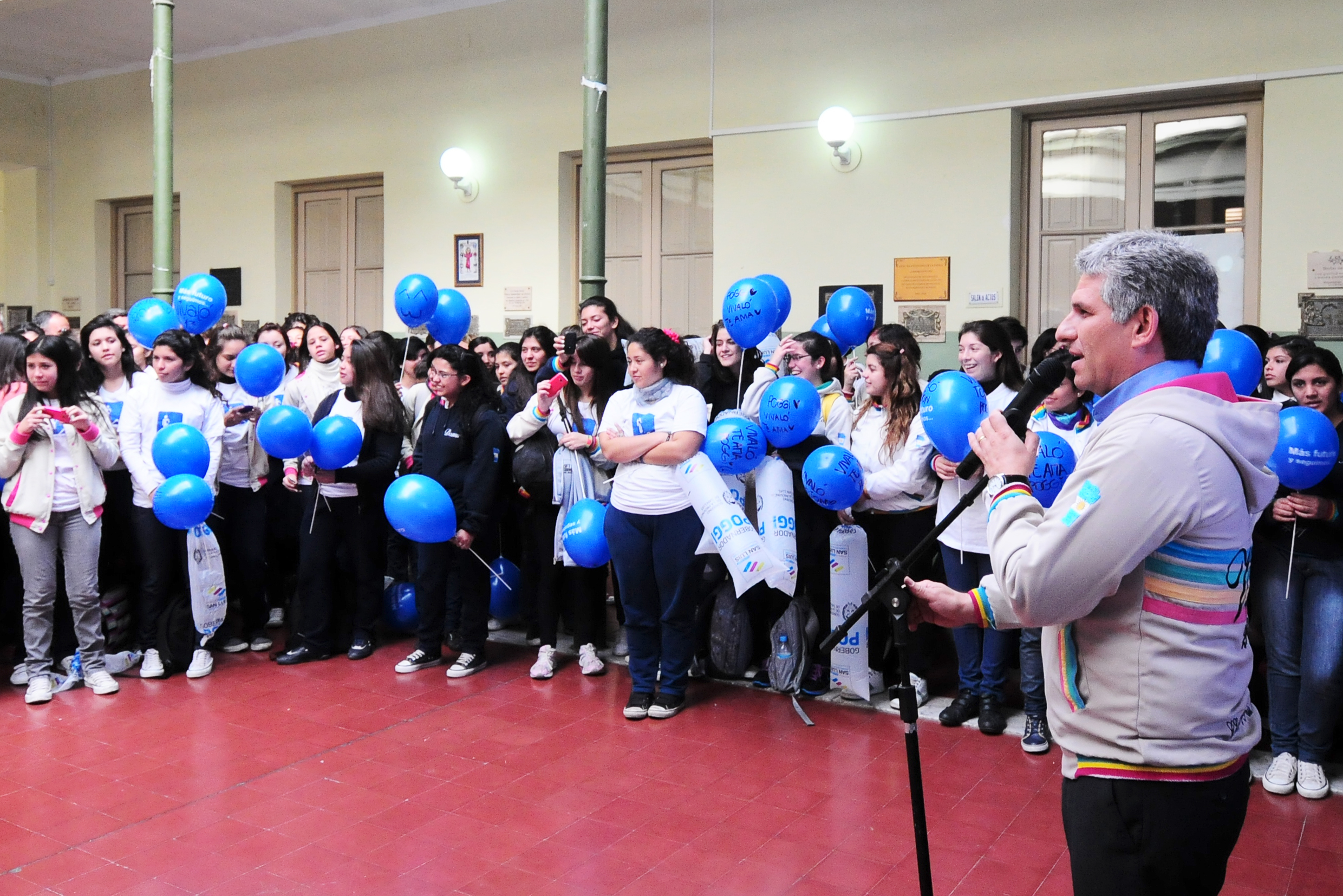 Las chicas del Centro Educativo N°2 “Paula Domínguez Bazán” también recibieron sus estampillas acompañadas de docentes y padres