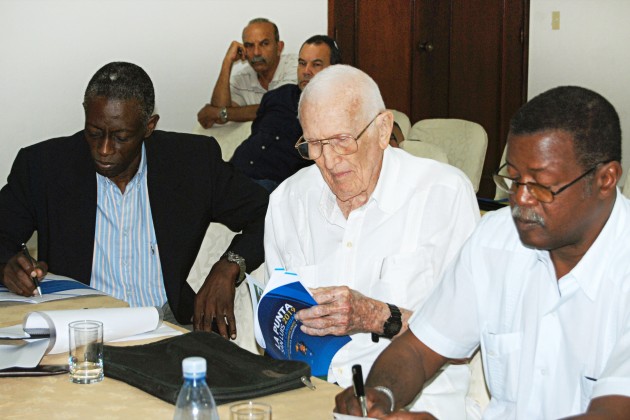 Los representantes caribeños observando la propuesta de La Punta 2019.