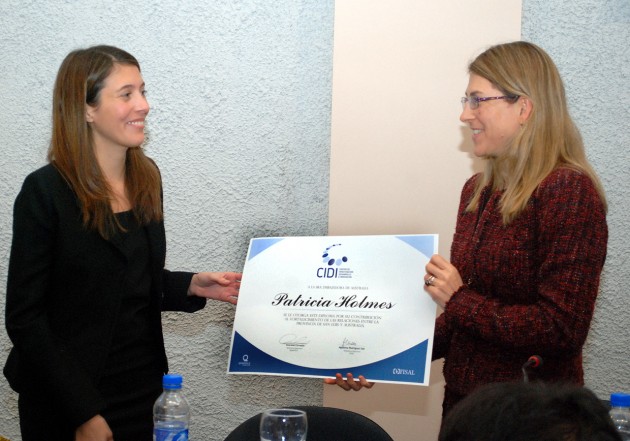 En representación de la Fundación, Agustina Rodríguez Saá, hace entrega de  reconocimiento embajadora a embajadora.