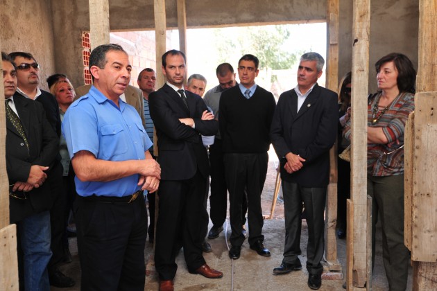 El vicegorbernador junto a Martín  Olivero y funcionarios visitaron las obras de los destacamentos