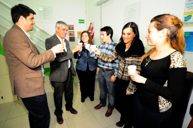 El secretario General, Néstor Ordóñez, junto al Vicegobernador, la jefa del Programa Nuevas Empresas, Carina Peralta y los empresarios en el brindis