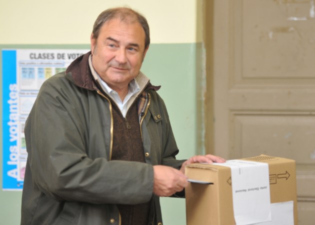 Luis Lusquiños votó en la Escuela "Paula Domínguez de Bazán"