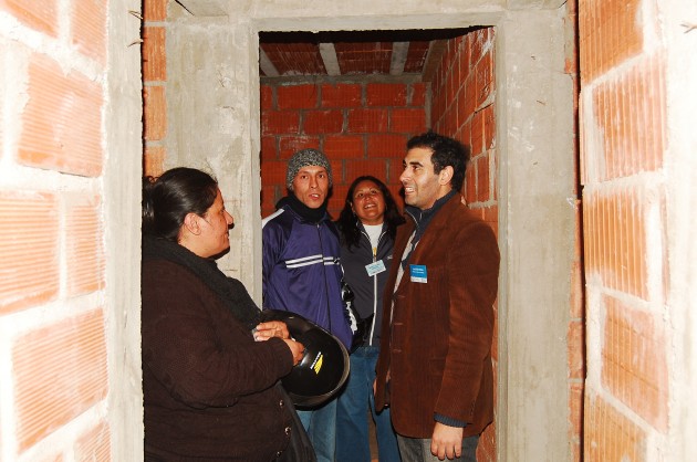 El ministro de la Vivienda, Gastón Hissa, participando de una visita de obra en Villa Mercedes