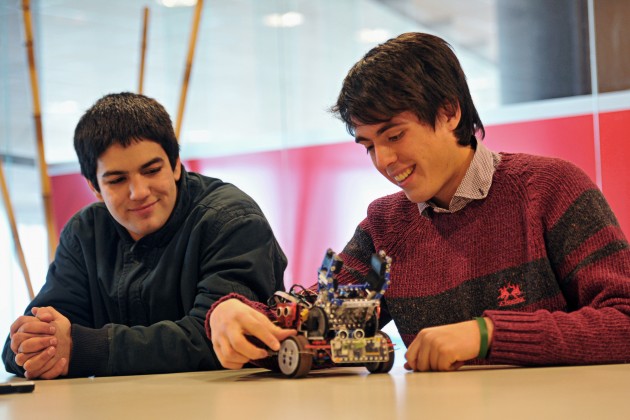 Mallku (izq.) y Sebastián (der.) junto a "Smart Robot", el robot que diseñaron para participar en la Robocup 2013