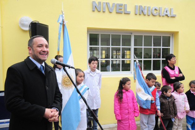 El ministro de Educación, Marcelo Sosa, feliz de participar de la inauguración de las obras