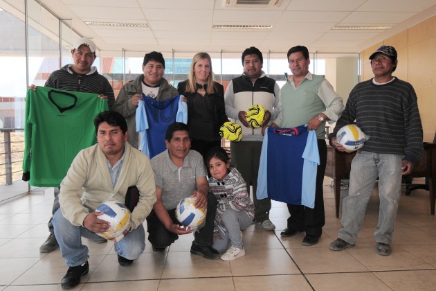 Se hizo entrega pelotas de fútbol y vóley, y camisetas para vestir a los jugadores