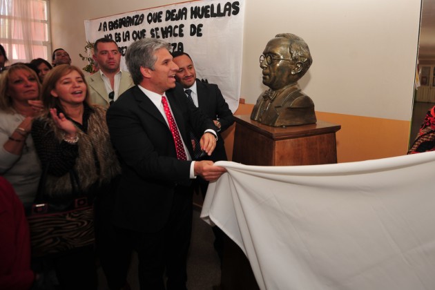 El busto restaurado rinde homenaje al gobernador Carlos Alric.