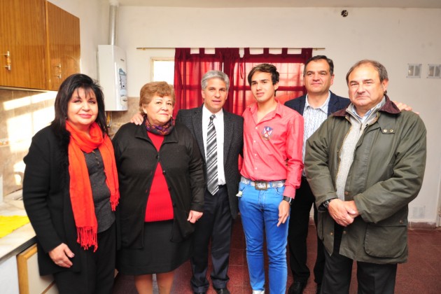 Rosa Elda Becerra junto al gobernador , Berta Arenas, Luis Lusquiños y familiares