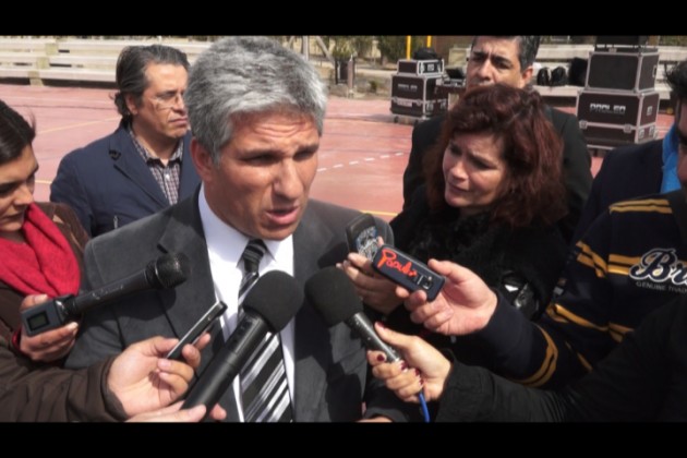 El gobernador, Claudio Poggi, dialogó con los medios