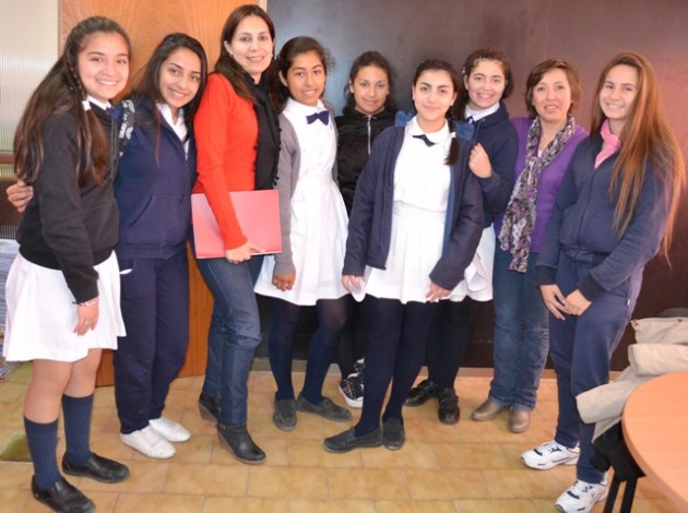 Las chicas de 3º A, le presentaron a la ministra un proyecto de investigación sobre Turismo