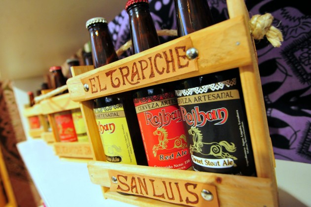 Cerveza artesanal en tres variedades: roja, negra y rubia