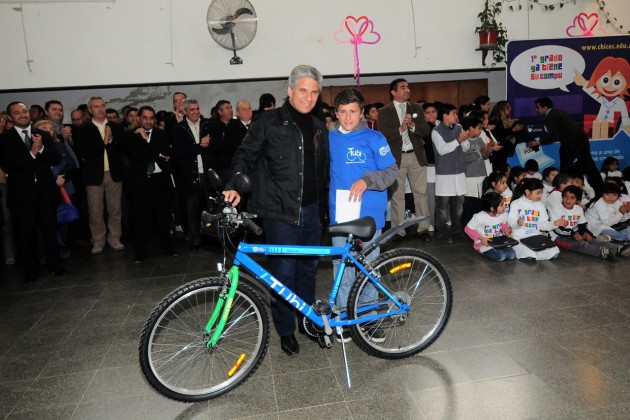 El gobernador hizo entrega de la bicicletas