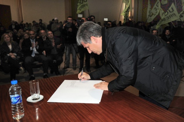 El gobernador firmó el decreto de adjudicación para la pavimentación de 250 nuevas cuadras. 