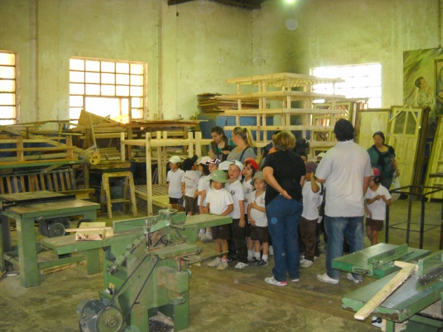 Los niños visitaron el taller de carpinteria