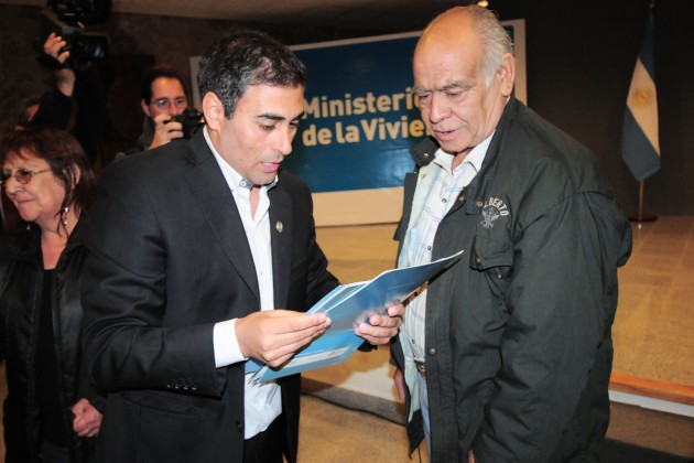 El ministro de la Vivienda, Gastón Hissa, junto a uno de los beneficiarios