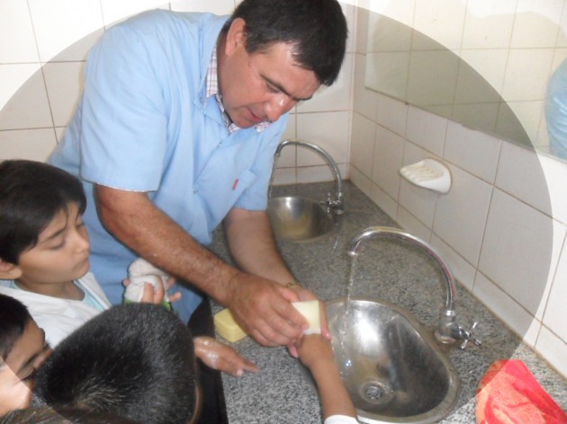 El lavado de manos con jabón constituye uno de los factores esenciales para la prevención de enfermedades respiratorias y diarreas