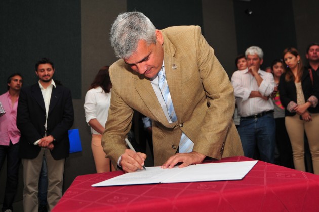 El vicegobernador  Jorge Diaz, firma decretos para redes cloacales 