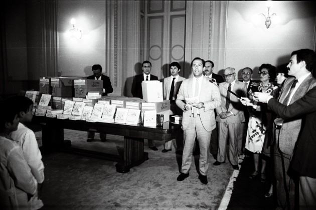 El 10-03-1984 niños de escuelas primaria reciben los primeros cuadernos “Puntanito”, en un acto realizado en el Salón Blanco de la Casa de Gobierno. En la imagen se puede ver a Carlos Ponce y a Ernesto Torres Morales.