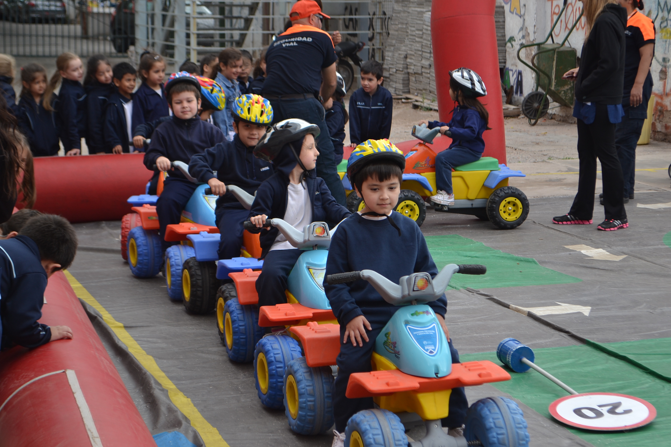 Los chicos, además, pudieron divertirse y continuar aprendiendo en la pista de manejo y en el inflable de seguridad vial