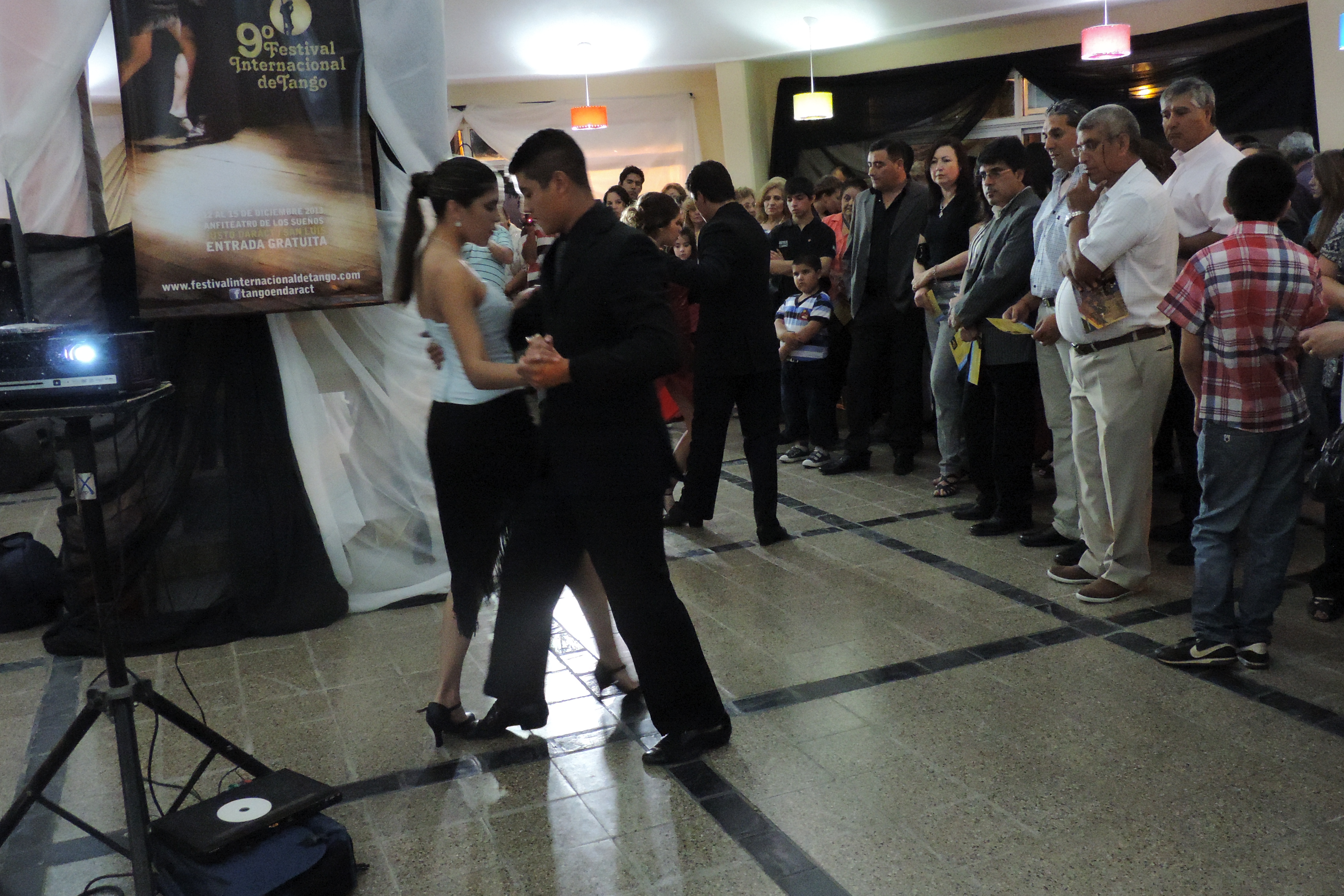 Durante la presentación, las parejas de tango deleitaron a los presentes