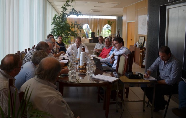 Tomasevich junto a los representantes de las entidades rurales