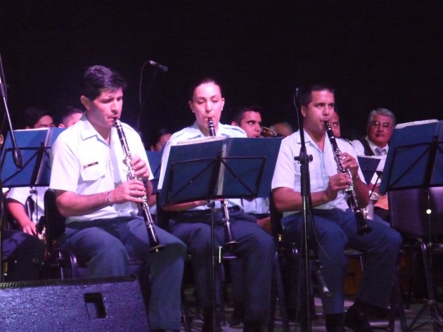 La Banda de Música y Guerra de la V Brigada Aérea y las 100 Guitarras Mercedinas fueron protagonistas de la noche.